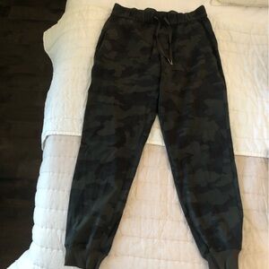 Lululemon Camoflage On the Fly Jogger